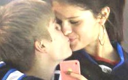 Bắt gặp Selena Gomez và Justin Bieber hôn say đắm