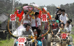 Nghệ An: Rước dâu bằng xe công nông tự chế