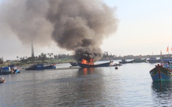 Lý Sơn: Hỏa hoạn tại cảng cá, 2 tàu bị thiêu