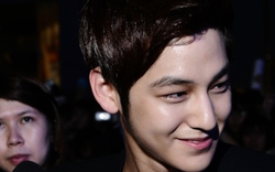 Kim Bum liên tục nở nụ cười, fan Việt “náo loạn”