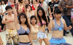 Giới trẻ mặc bikini, nhảy tưng bừng ở bãi biển Đà Nẵng