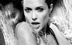 Angelina Jolie bán nude, hoang dã đầy sexy