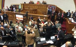 Quốc hội Venezuela đánh lộn, nghị sĩ mặt sưng vù