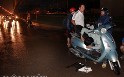 Sau mưa lớn, Hà Nội ngập lụt, sửa xe &#34;hái ra tiền&#34;