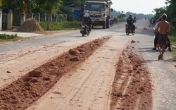 Dân chặn hàng chục xe chở đất gây ô nhiễm