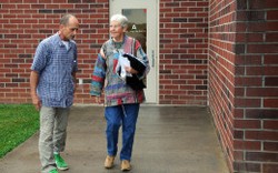 Nữ tu sĩ 83 tuổi đột nhập trung tâm làm giàu uranium
