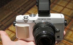 Máy ảnh Olympus PEN E-P5 cầm gọn trong tay