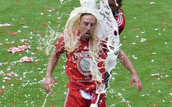 Cầu thủ Bayern “tắm bia” mừng chức vô địch