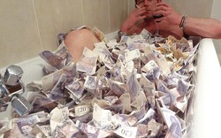 Cựu thủ môn Villa chụp ảnh trong bồn tắm toàn tiền