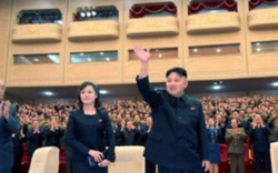 Vợ chồng Kim Jong Un đi xem văn nghệ