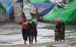 Thuyền chở người đi tránh bão lật ngoài khơi Myanmar