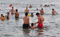 Người dân Hà Nội đổ xô ra hồ Tây tắm mát