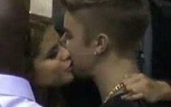 Justin Bieber hôn chớp nhoáng Selena Gomez