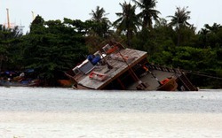 Tàu du lịch 150 tấn chìm trên sông Sài Gòn