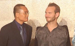 Nghe Nick Vujicic hóm hỉnh nói tiếng Việt