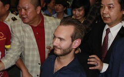 Người hâm mộ vây kín Nick Vujicic ở Nội Bài