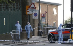 Bác sĩ pháp y làm việc tại hiện trường vụ tấn công ở London