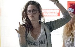 Kristen Stewart giơ ngón tay thối đầy thô lỗ