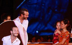 Nick Vujicic cười rạng ngời và gặp bé Linh Chi