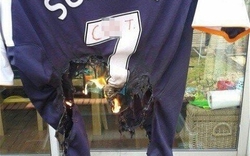 CĐV Liverpool đốt áo đấu của Suarez