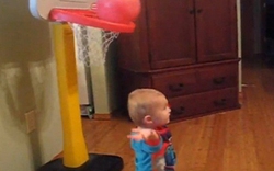 Clip: Phát sốt với siêu sao bóng rổ 2 tuổi