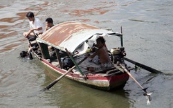 Đứng giang tay, bị tàu hỏa đâm bay xuống sông