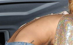Nói không với nội y, Rihanna suýt lộ ngực vì cúi thấp