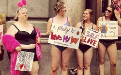 Nhóm phụ nữ béo mặc đồ lót biểu tình ngoài cửa hàng VS