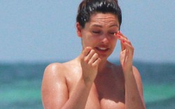 Kelly Brook &#34;thả&#34; ngực trần, phơi nắng trên biển