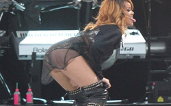 Rihanna hở trước lộ sau, &#34;khoe hàng&#34; nhức mắt