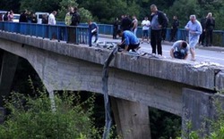 Xe buýt rơi xuống sông khi qua cầu, 16 người chết