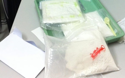 TP.HCM: Bắt đối tượng quốc tịch Mỹ vận chuyển 1,1kg heroin