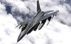 Máy bay tiêm kích F-16 rơi giữa thành phố ở Mỹ