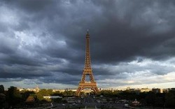 Tháp Eiffel tạm ngừng mở cửa vì nhân viên đình công