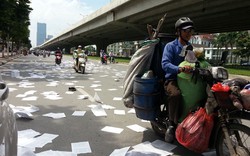 Hàng vạn tờ giấy phủ trắng đường Khuất Duy Tiến