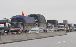 Hà Tĩnh: Xe tải đậu hàng dài trên Quốc lộ 1A