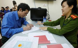 Hà Nội: Người dân hào hứng làm chứng minh thư mẫu mới