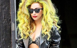 Lady Gaga mặc nội y diễu phố với mái tóc như yêu nữ