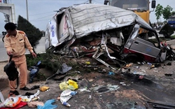 Đà Nẵng: Xe tải đâm xe khách, 12 người nhập viện 