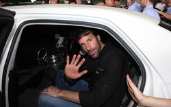 Chùm ảnh siêu xe limousine đưa đón Van Nistelrooy tại Sài Gòn