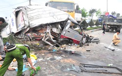 Đà Nẵng: Xe tải húc xe khách nát bét, nhiều người bị thương nặng