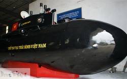 Tàu ngầm Trường Sa được sơn đen, vẽ quốc kỳ, sẵn sàng ra biển 