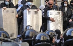 &#34;Người biểu tình bị quét khỏi tòa nhà chính quyền Kharkov&#34; 