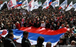 Cận cảnh 2.000 người cầm cờ Nga tập trung ở Donestk