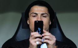 Ronaldo làm gì trên ghế dự bị trong trận thua Dortmund?