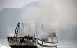 Chùm ảnh: Tàu du lịch bốc cháy, mịt mù vịnh Hạ Long