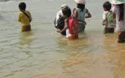 Lội sông tới trường, 7 học sinh bị nước cuốn
