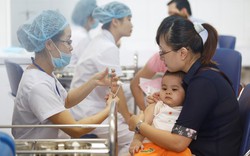 Hà Nội: Dân kéo ùn ùn đi tiêm vắcxin phòng sởi