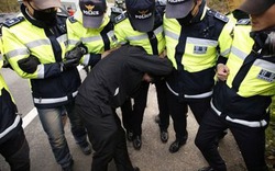 Đắm phà: Cảnh sát chặn thân nhân gặp Tổng thống, Triều Tiên trách Hàn Quốc