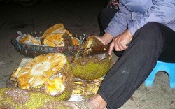 Một đêm ở chợ trái cây siêu rẻ với hai khâu “gọt - khoét“